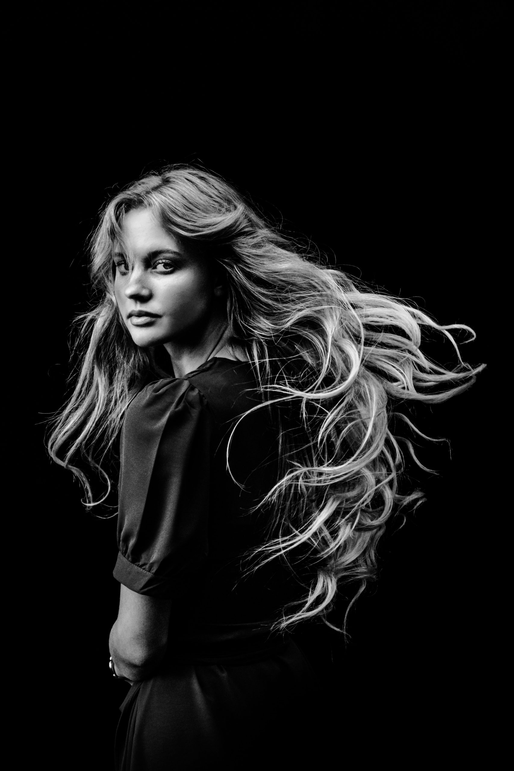 capelli biondi lunghi bianco e nero